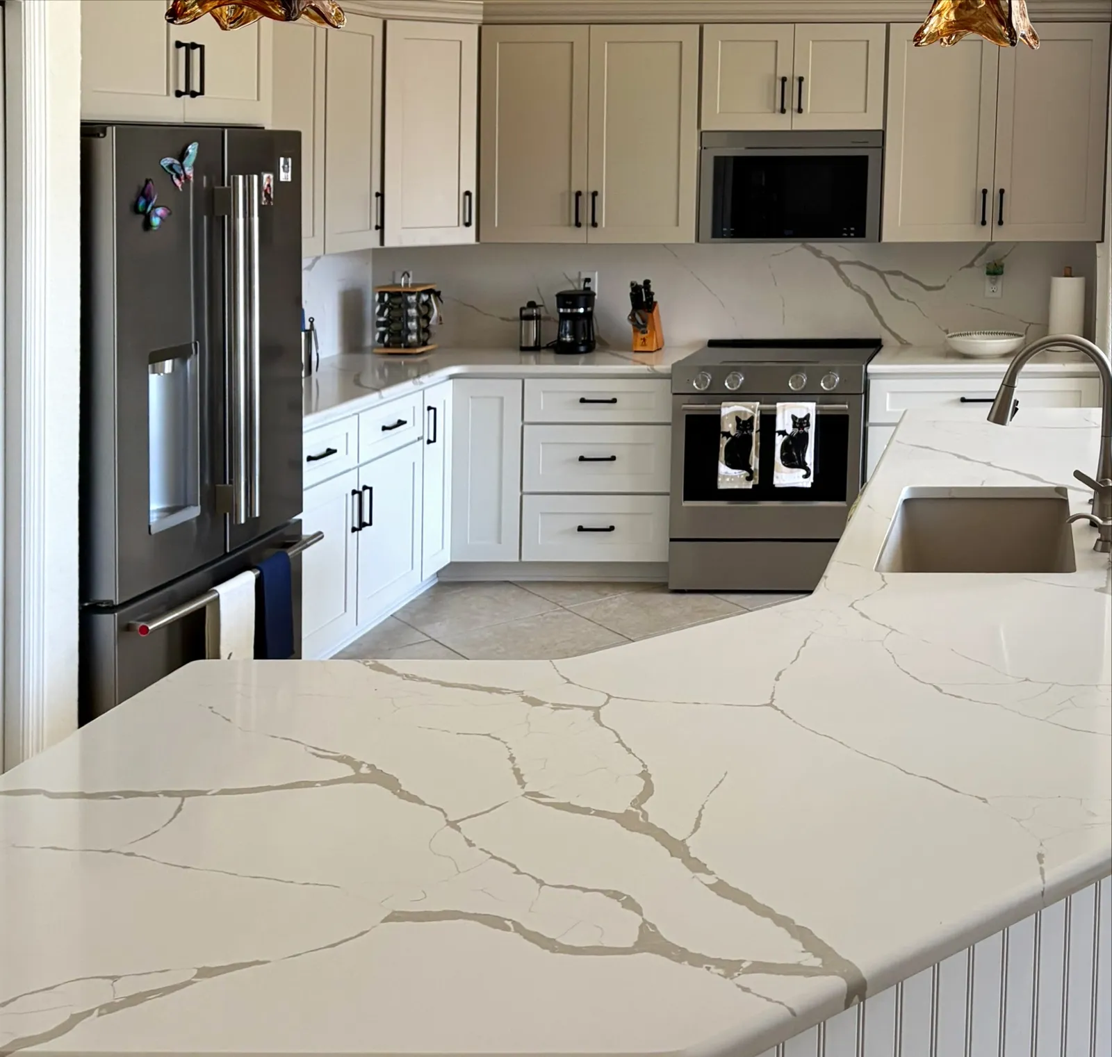 New white veined quartz countertops in an L-shaped kitchen remodel near Belleview, FL